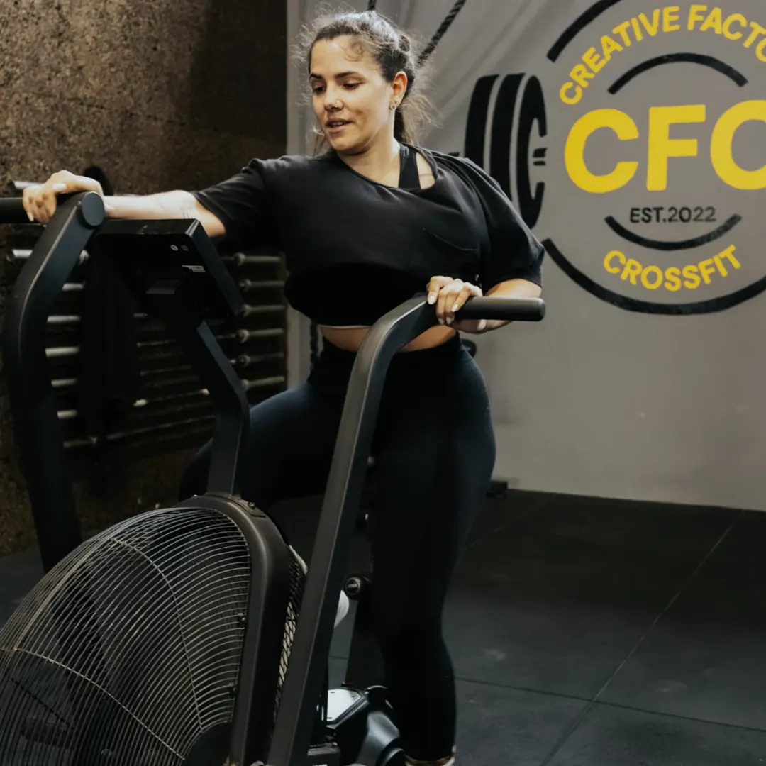 Atleta na air bike junto ao logótipo CFC